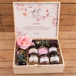 Elegancki PREZENT na 40 urodziny dla kobiety w skrzyni Z PODPISEM Zestaw różany z winem