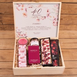 Ekskluzywny PREZENT na 40 urodziny dla kobiety w skrzyni Z PODPISEM Zestaw różowy ze słodyczami i herbatą