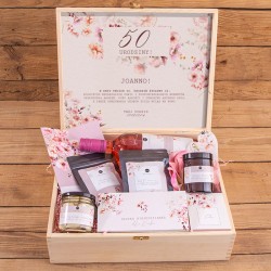 PREZENT na 50 urodziny dla kobiety w skrzyni Z PODPISEM z winem, kawą, herbatą i słodyczami GIGA