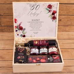 Oryginalny PREZENT na 50 urodziny w skrzyni dla kobiety Z PODPISEM z winem śliwkowym