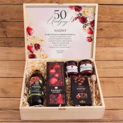 Oryginalny PREZENT na 50 urodziny dla kobiety w skrzyni Z PODPISEM Zestaw wiśniowy z miodami i słodyczami