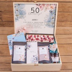 Oryginalny PREZENT na 50 urodziny dla kobiety w skrzyni Z PODPISEM Zestaw Niebiesko-Różowy