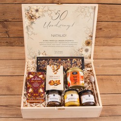 Elegancki PREZENT na 50 urodziny dla kobiety w skrzyni Z PODPISEM z miodami, herbatami i słodyczami