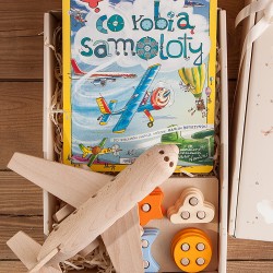 Praktyczny PREZENT dla małego dziecka z książką i drewnianymi zabawkami DD46