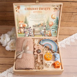 Pomysłowy PREZENT na Chrzest dla dziecka w skrzyni Z PODPISEM Kocyk i drewniane zabawki