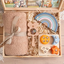 Pomysłowy PREZENT na Chrzest dla dziecka w skrzyni Z PODPISEM Kocyk i drewniane zabawki