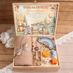 Personalizowany PREZENT na narodziny dziecka w skrzyni Z PODPISEM Kocyk i drewniane zabawki