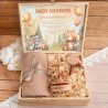 PREZENT na Baby Shower dla dziecka w skrzyni Z PODPISEM Kocyk i drewniana pozytywka