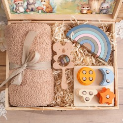 Oryginalny PREZENT na Baby Shower dla dziecka w skrzyni Z PODPISEM Kocyk i drewniane zabawki