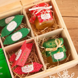 PREZENT świąteczny w skrzyni miód, herbata, krówki Zielone Święta Z PODPISEM