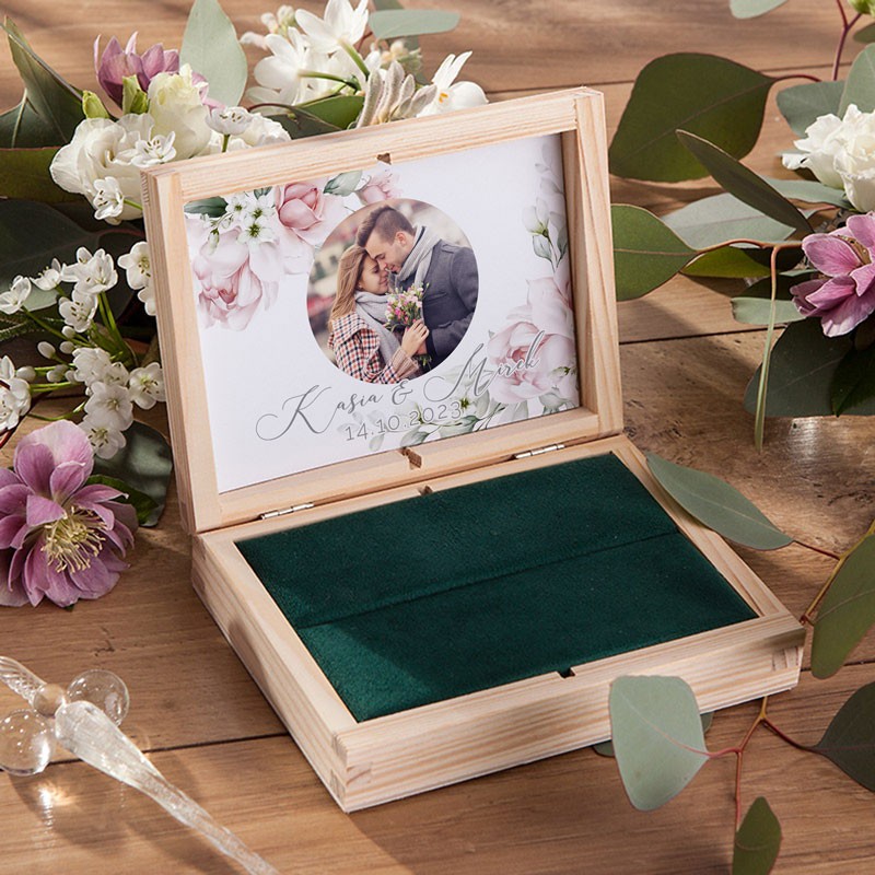 Pudełko na obrączki ze zdjęciem różowe kwiaty