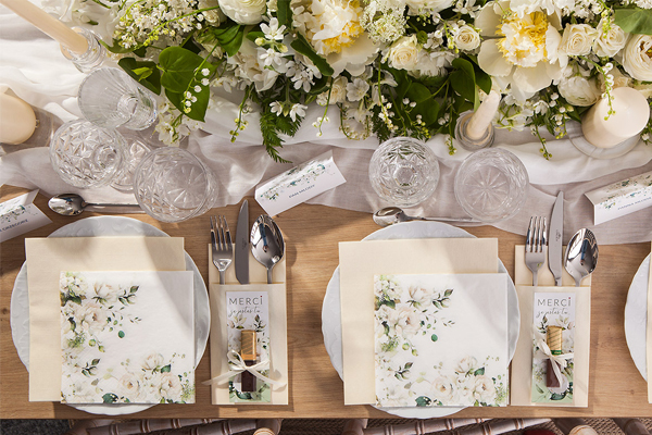 dekoracje stołu ślubnego z motywem białych róż i konwalii