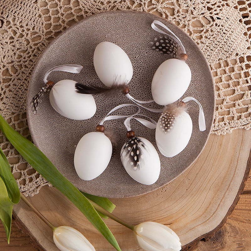 Jajka z piórkami na Wielkanoc