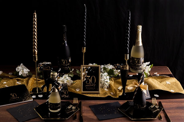 Dekoracje stołu na 30 urodziny czarno-złote