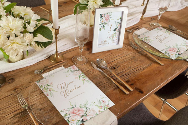 dekoracje stołu ślubnego z motywem pudrowych kwiatów
